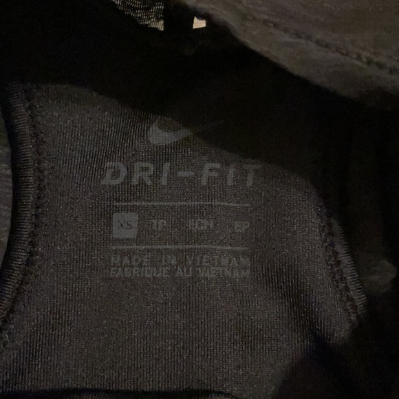Size XS Nike workout top with built in sports bra - Picture 3 of 3